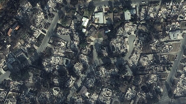 Tento satelitn� sn�mek ukazuje domy ve �tvrti po po��ru v kalifornsk� Altaden�....