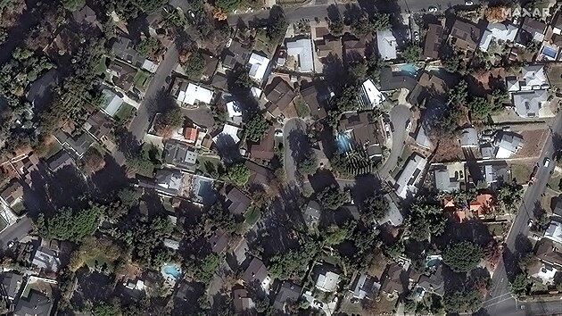 Tento satelitn� sn�mek ukazuje domy ve �tvrti p�ed po��rem v kalifornsk�...