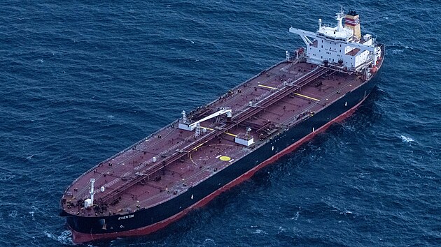 Rusk� tanker, kter� se v Baltsk�m mo�i ocitl bez kontroly se skoro sto tis�ci tun ropy. (10. ledna 2024)
