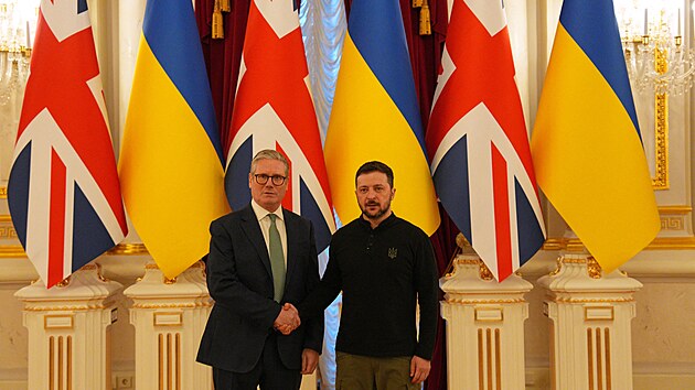 Starmer Zelensk�mu sl�bil, �e Brit�nie pom��e s garanc� bezpe�nosti Ukrajiny po dal��ch sto let. (16. ledna 2025)