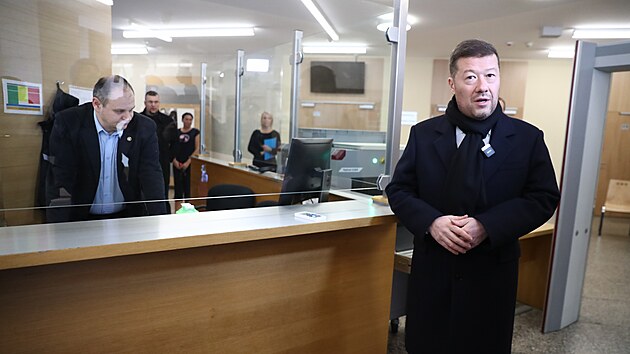 Okamura Raku�ana na�kl, �e po jeho obvin�n� za�al znovu pou��vat �ifrovan� telefon. �Aby si m�ly Raku�anovy d�ti s ��m hr�t, po�lu jim nov� telefon,� prohl�sil ��f SPD. (14. ledna 2025)