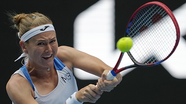 Marie Bouzkov� hraje bekhend v prvn�m kole Australian Open.