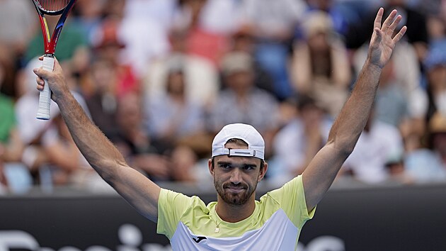 Tomáš Macháč se raduje z postupu do třetího kola Australian Open.