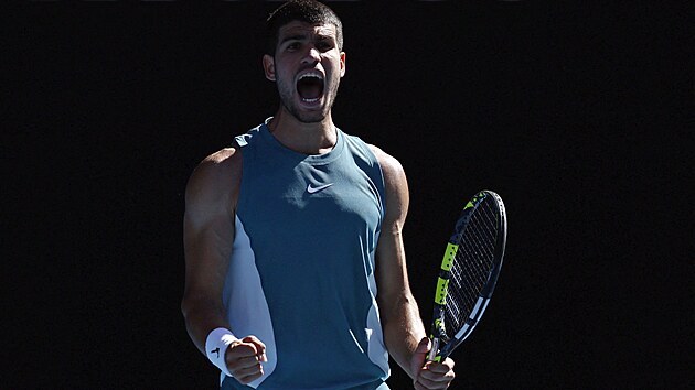 Španělský tenista Carlos Alcaraz slaví postup do osmifinále Australian Open.