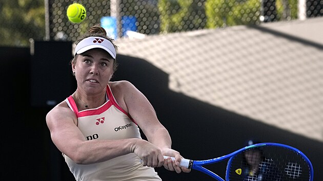 Linda Noskov� hraje bekhend v prvn�m kole Australian Open.