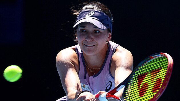 N�meck� tenistka Eva Lysov� hraje bekhend v prvn�m kole Australian Open.