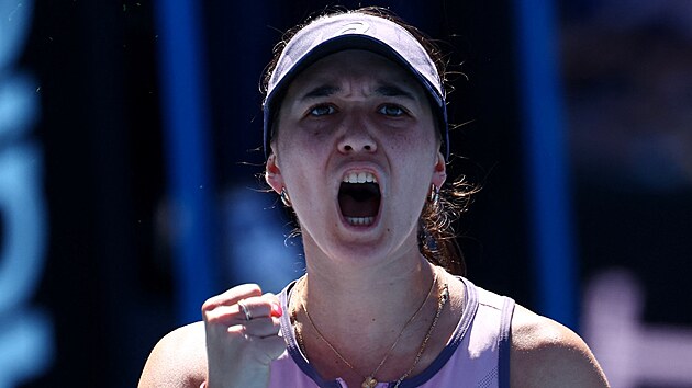 N�meck� tenistka Eva Lysov� se hecuje v prvn�m kole Australian Open.