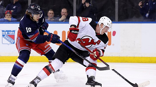 Ond�ej Pal�t si kryje puk p�ed Art�mijem Panarinem.