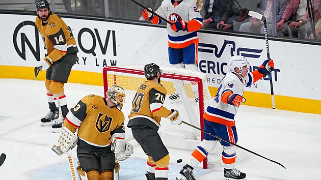 �to�n�k Bo Horvat se raduje z g�lu proti Vegas.