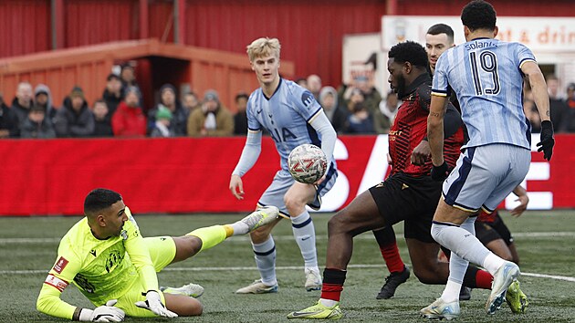 Nathan Tshikuna (v �erven�m) pos�l� m�� do vlastn� s�t� p�i utk�n� s...