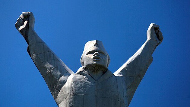 Socha jugosl�vsk�ho komunistick�ho partyz�na Stjepana Filipovi�e od socha�e Vojina Baki�e v srbsk�m Valjevu (13. �ervna 2009)