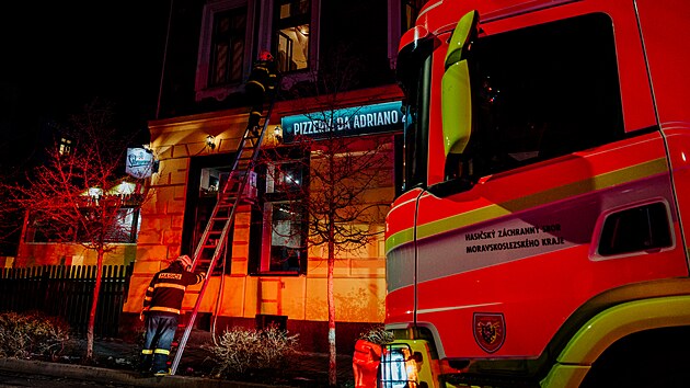 Zsah hasi, policist a zchran u poru na chodb domu v Ndran ulici v Ostrav. (14. ledna 2025)
