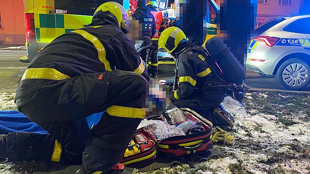 Zsah hasi, policist a zchran u poru na chodb domu v Ndran ulici v Ostrav. (14. ledna 2025)