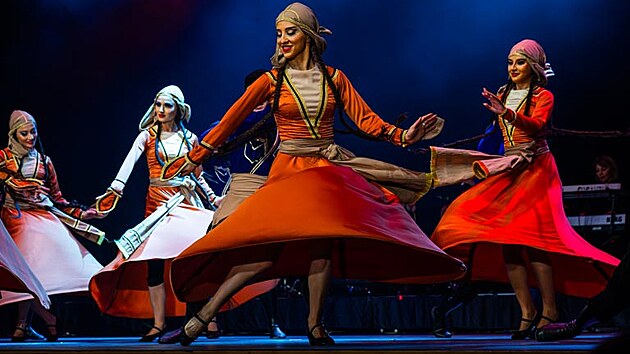 Gruznsk sttn balet APHKHAZETI spojuje gruznsk tanec se souasnou choreografi a hudbou.