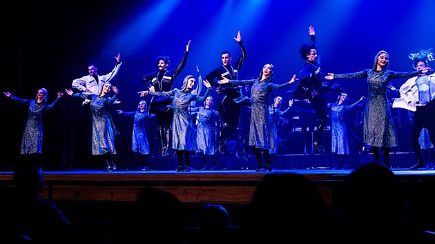 Gruznsk sttn balet APHKHAZETI spojuje gruznsk tanec se souasnou choreografi a hudbou.