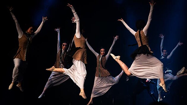 Gruznsk sttn balet APHKHAZETI spojuje gruznsk tanec se souasnou choreografi a hudbou.