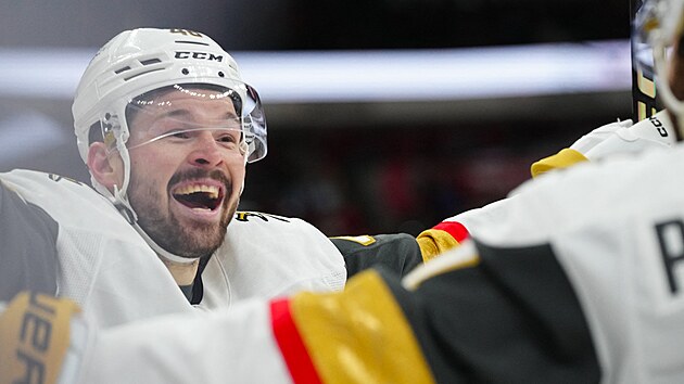 �to�n�k Vegas Tom� Hertl se raduje ze sv� trefy v z�pase proti Carolin�.