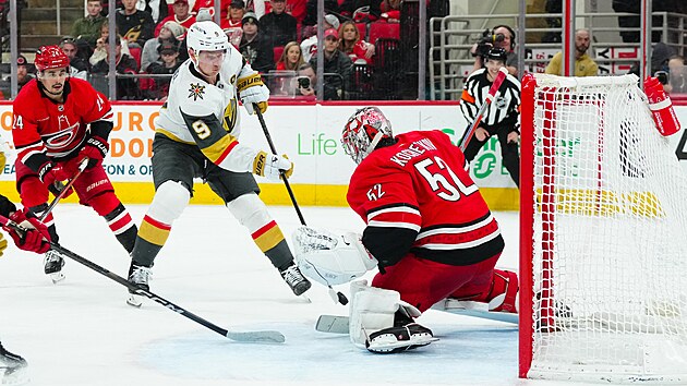 �to�n�k Vegas Jack Eichel (uprost�ed) zakon�uje svou �anci v utk�n� proti Carolin�.