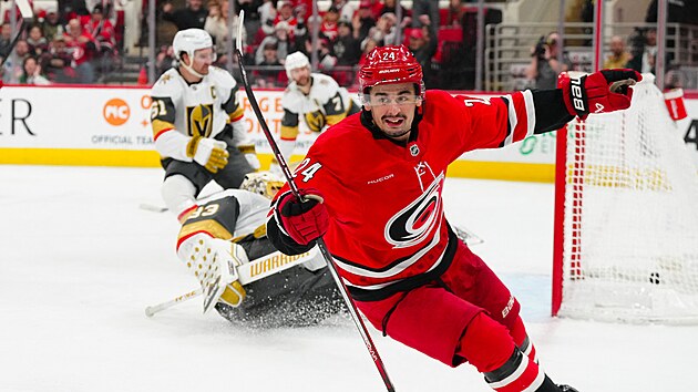 Seth Jarvis z Caroliny se raduje ze vst�elen� branky v z�pase proti Vegas.