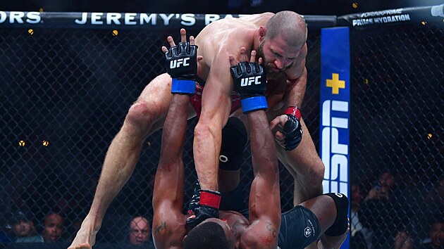 Ji�� Proch�zka bojuje proti Ameri�anovi Jamahalu Hillovi na turnaji UFC 311 v Los Angeles.