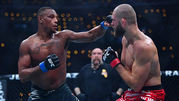 Ameri�an Jamahal Hill a Ji�� Proch�zka bojuj� na turnaji UFC 311 v Los Angeles.