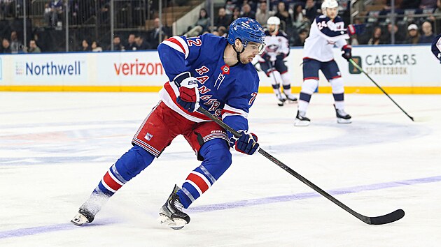 �to�n�k New York Rangers Filip Chytil b�hem z�pasu proti Columbusu.