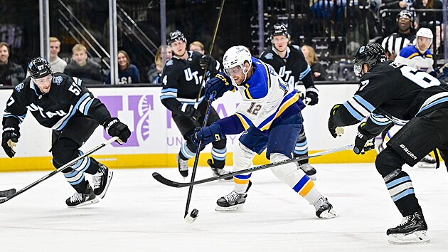 �to�n�k St. Louis Radek Faksa se sna�� prodrat p�es hokejisty Utahu.