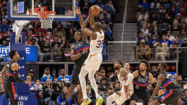 Kevin Durant (uprost�ed) z Phoenixu zakon�uje b�hem utk�n� proti Detroitu.