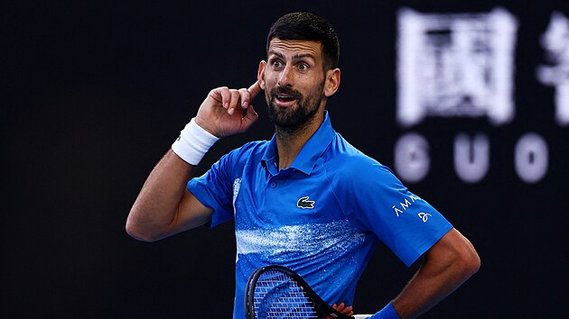 Srb Novak Djokovi� gestikuluje sm�rem k fanou�k�m b�hem t�et�ho kola Australian...