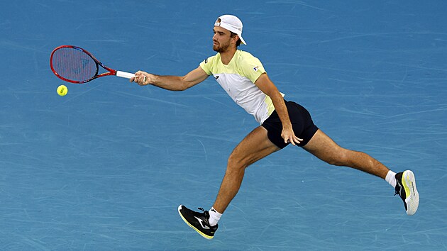 Tomáš Macháč se natahuje po balonku během utkání třetího kola Australian Open.