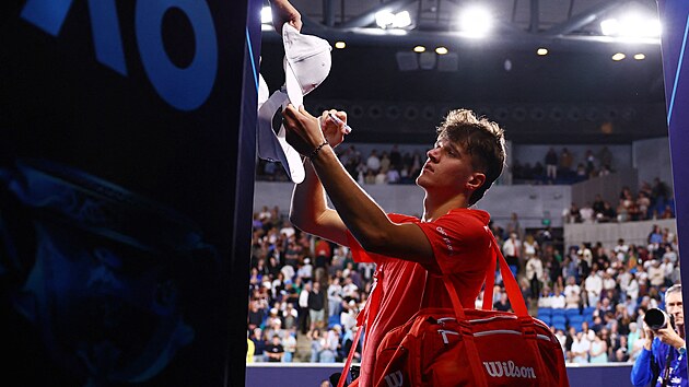 Jakub Men��k rozd�v� podpisy po v�t�zstv� ve druh�m kole Australian Open.
