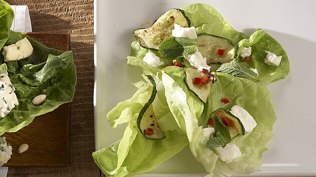 Jarní hlávkový salát s cuketou a ovím sýrem