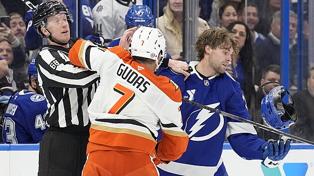 Radko Gudas v roztržce s Brandonem Hagelem.