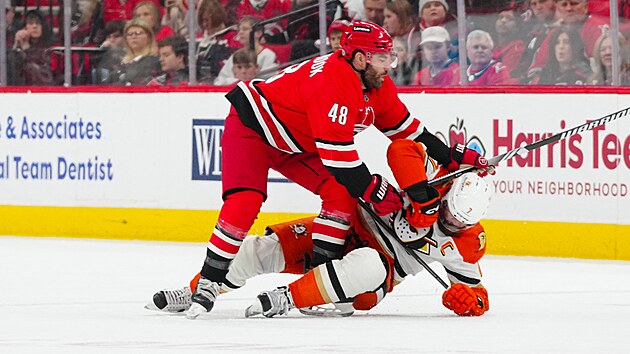 Jordan Martinook sr�� Radka Gudase k ledu.