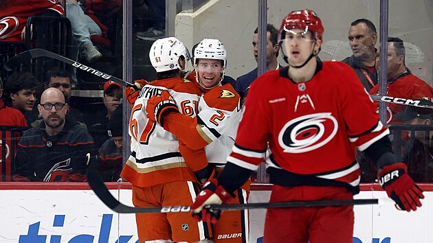 Hr��i Anaheimu oslavuj� branku, v pop�ed� je Martin Ne�as.