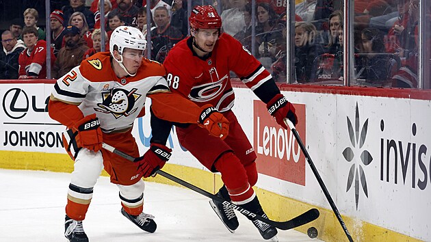 Martin Ne�as si u hrazen� kryje kotou� p�ed Jacksonem LaCombem.