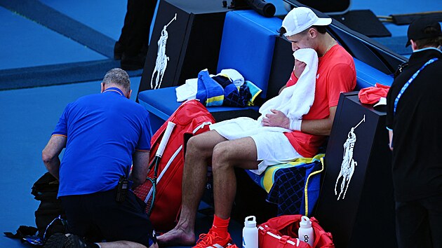 Jakub Menšík si ve třetím kole Australian Open vyžádal ošetření.