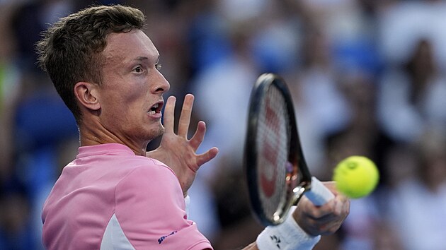 Jiří Lehečka se soustředí na úder ve třetím kole Australian Open.