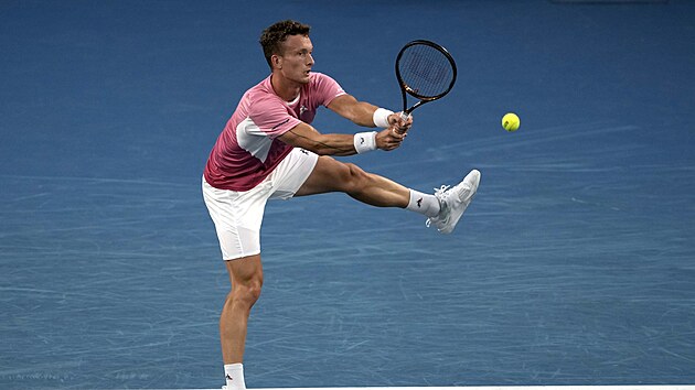 Jiří Lehečka zasahuje míček ve třetím kole Australian Open.