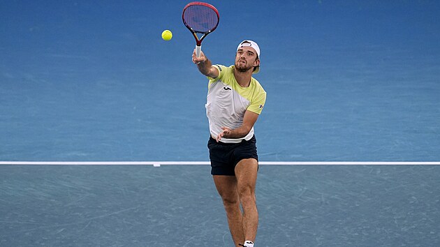 Tomáš Macháč smečuje ve třetím kole Australian Open.