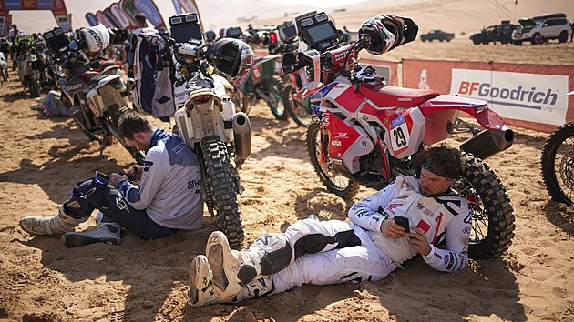 Jezdci čekají na odložený start jedenácté etapy Rallye Dakar.