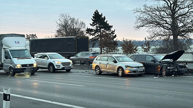 Na trase Pr�honice - Chodov na silnici E55 se srazila osobn� vozidla. Na m�st� nejsou zran�n�. K nehod� sm��uj� jednotky IZS. (14. ledna 2025)