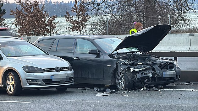 Na trase Pr�honice - Chodov na silnici E55 se srazila osobn� vozidla. Na m�st� nejsou zran�n�. K nehod� sm��uj� jednotky IZS. (14. ledna 2025)