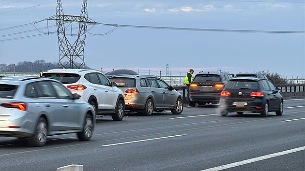 Na trase Pr�honice - Chodov na silnici E55 se srazila osobn� vozidla. Na m�st� nejsou zran�n�. K nehod� sm��uj� jednotky IZS. (14. ledna 2025)
