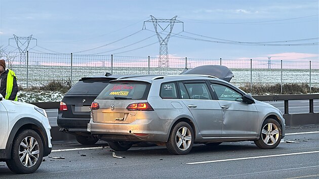 Na trase Pr�honice - Chodov na silnici E55 se srazila osobn� vozidla. Na m�st� nejsou zran�n�. K nehod� sm��uj� jednotky IZS. (14. ledna 2025)