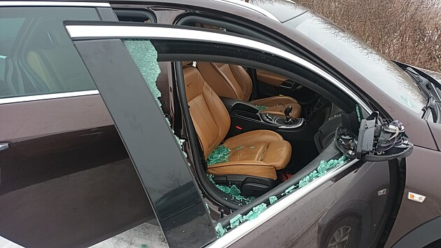 Auta, kter� parkovala na �pl�cku� na exitu 80 u kruhov�ho objezdu Kn�nice na d�lnici D8 nedaleko �st� nad Labem, zni�il vandal. (18. ledna 2025)