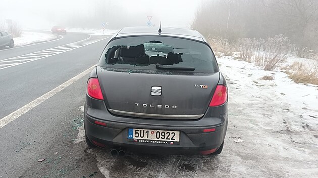 Auta, kter parkovala na plcku na exitu 80 u kruhovho objezdu Knnice na dlnici D8 nedaleko st nad Labem, zniil vandal. (18. ledna 2025)