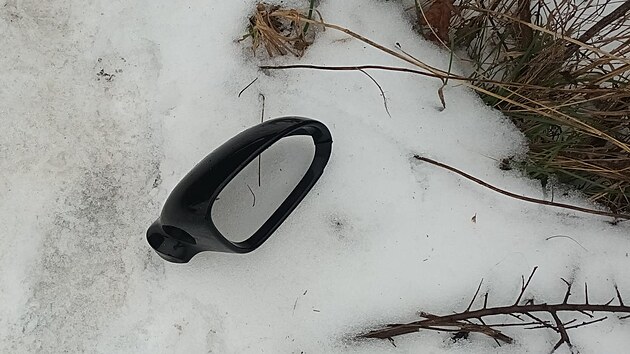 Auta, kter parkovala na plcku na exitu 80 u kruhovho objezdu Knnice na dlnici D8 nedaleko st nad Labem, zniil vandal. (18. ledna 2025)