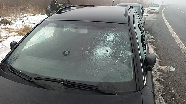 Auta, kter parkovala na plcku na exitu 80 u kruhovho objezdu Knnice na dlnici D8 nedaleko st nad Labem, zniil vandal. (18. ledna 2025)