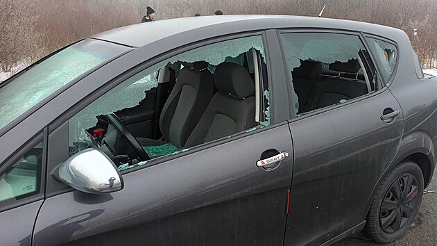 Auta, kter parkovala na plcku na exitu 80 u kruhovho objezdu Knnice na dlnici D8 nedaleko st nad Labem, zniil vandal. (18. ledna 2025)